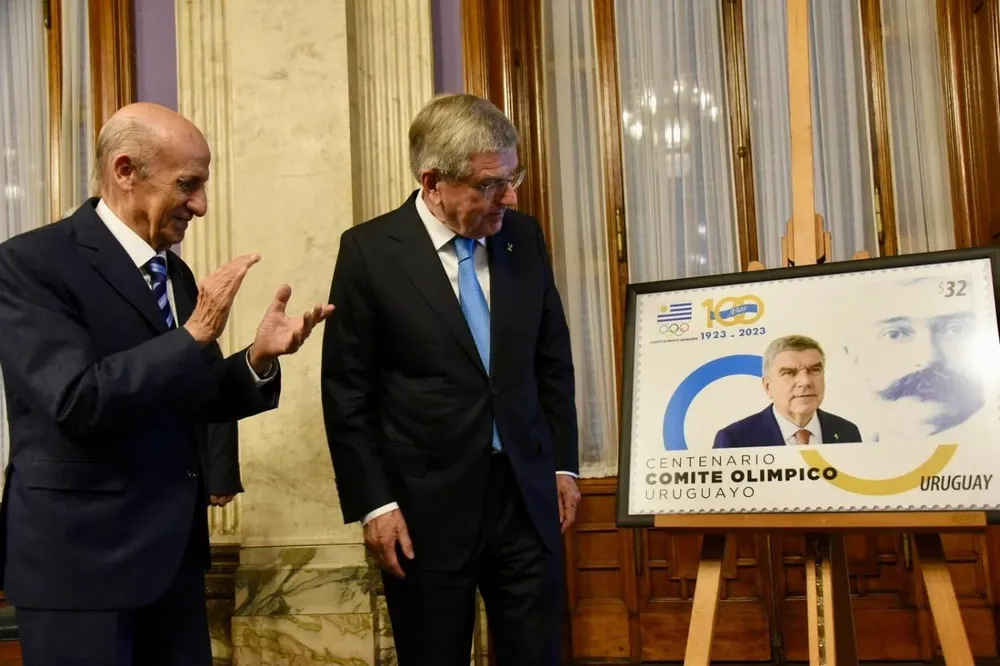 Julio César Maglione y Thomas Bach en la presentación del sello del Centenario del COU