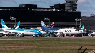 Un avión de Aerolíneas Argentinas y otro de Latam en Aeroparque, Buenos Aires, sin actividad por la pandemia del coronavirus