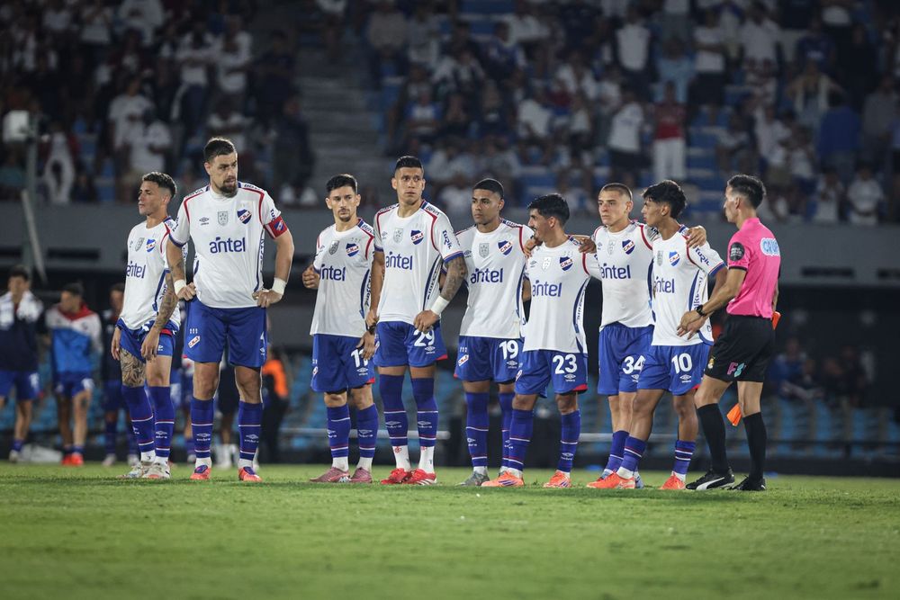Federico Bais y Agustín Dos Santos a la derecha en los penales de la Supercopa