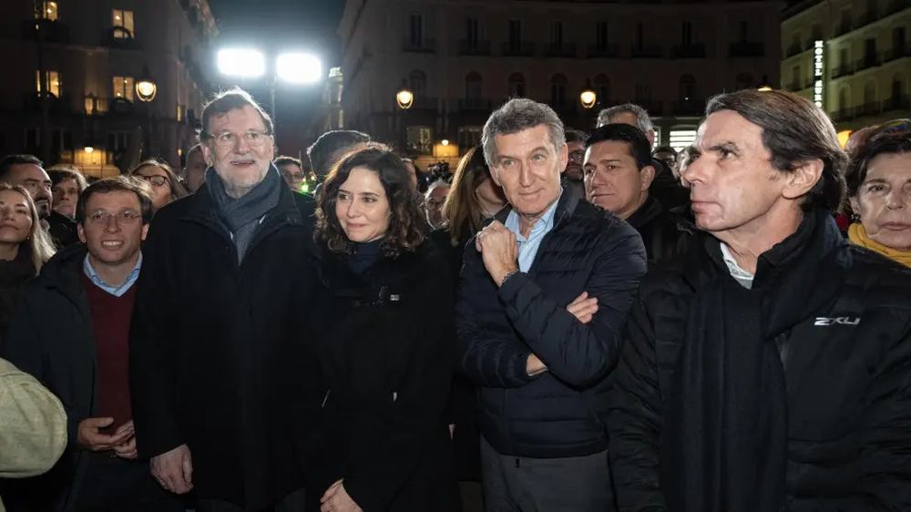 Núñez Feijóo, Díaz Ayuso, José María Aznar y Mariano Rajoy, el jueves en Puerta del Sol en el acto por Venezuela.