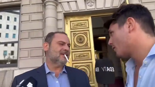 El momento del cruce entre José Luis Ábalos y Vito Quiles.