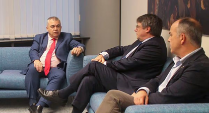 El secretario de Organización del PSOE, Santos Cerdán; el presidente de Junts, Carles Puigdemont, y el secretario general del partido, Jordi Turull, reunidos en Bruselas
