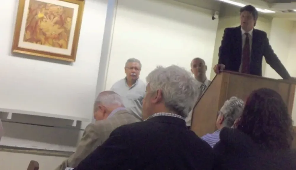 Juan Castells espera una oferta mientras subasta la obra de José Gurvich