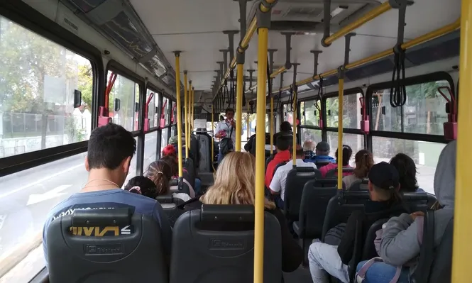 Pasajeros en ómnibus. (Archivo)