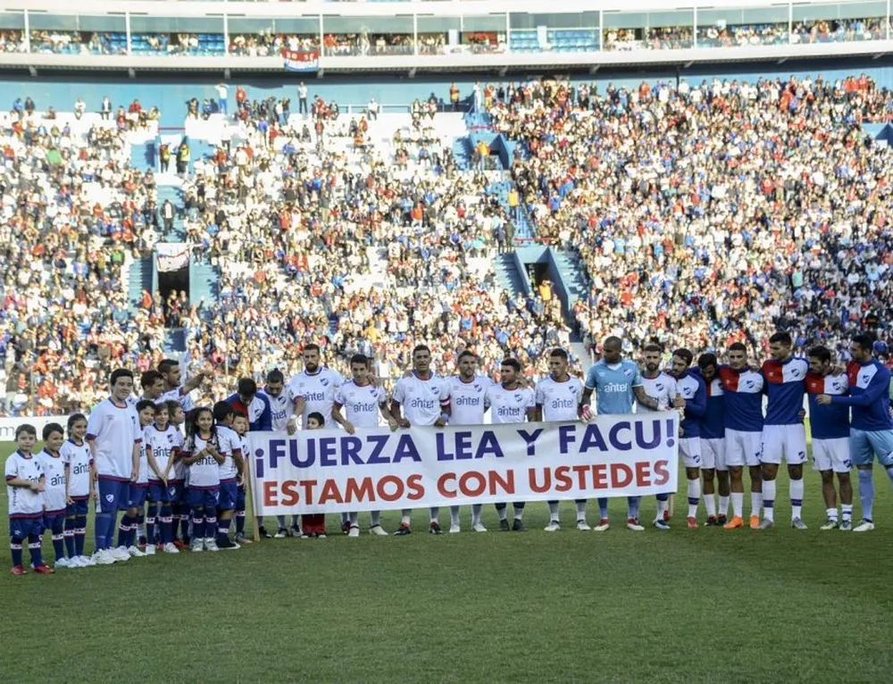 El plantel tricolor y su mensaje de apoyo a los jugadores del club Facundo Waller y Leandro Otormín recientemente lesionados.