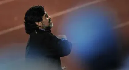 Piden investigar a Maradona por llegada de “barras bravas”