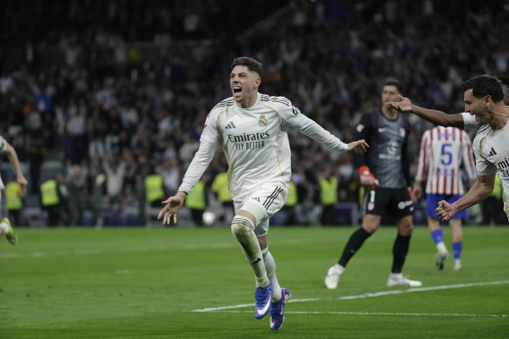 El mediocampista de Real Madrid Federico Valverde celebra tras marcar el 2-1, durante el partido de la jornada 29 de LaLiga que Real Madrid y Atlético de Madrid por LaLiga de España