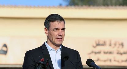 Pedro Sánchez, el 24 de noviembre de 2023, en el paso fronterizo de Rafah. EFE