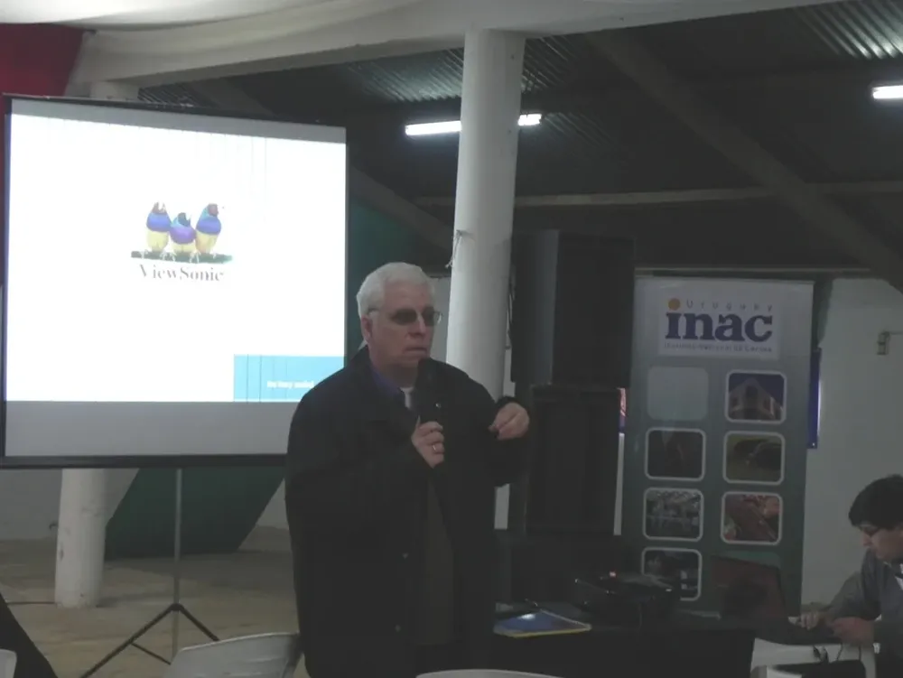 Eduardo Gudynas durante su exposición en Melo