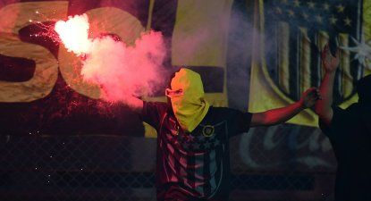 Volvieron los enmascarados, las bengalas y las banderas robadas a las tribunas de Nacional y Peñarol en el clásico de la Supercopa Uruguaya 2026