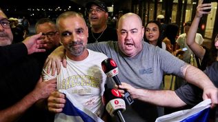 Yaniv Hayun fue recibido con júbilo al llegar al aeropuerto de Tel Aviv.