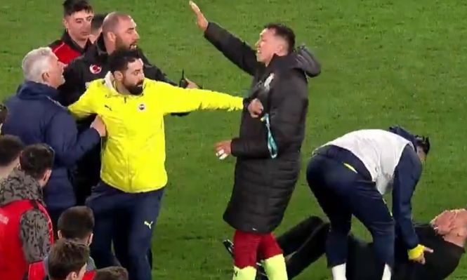 Fernando Muslera le dice de todo a José Mourinho mientras su técnico de Galatasaray, Okhan Buruk, yace en el piso