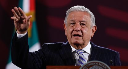 AMLO se despide del poder con una alta popularidad en México y le delega un polémico plan de reformas a Sheimbaum