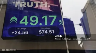 La información comercial del mercado de valores de Trump Media & Technology Group se ve en un televisor en el Nasdaq Marketplace.