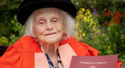 Rosemary Fowler con su doctorado honorario de la Universidad de Bristol.