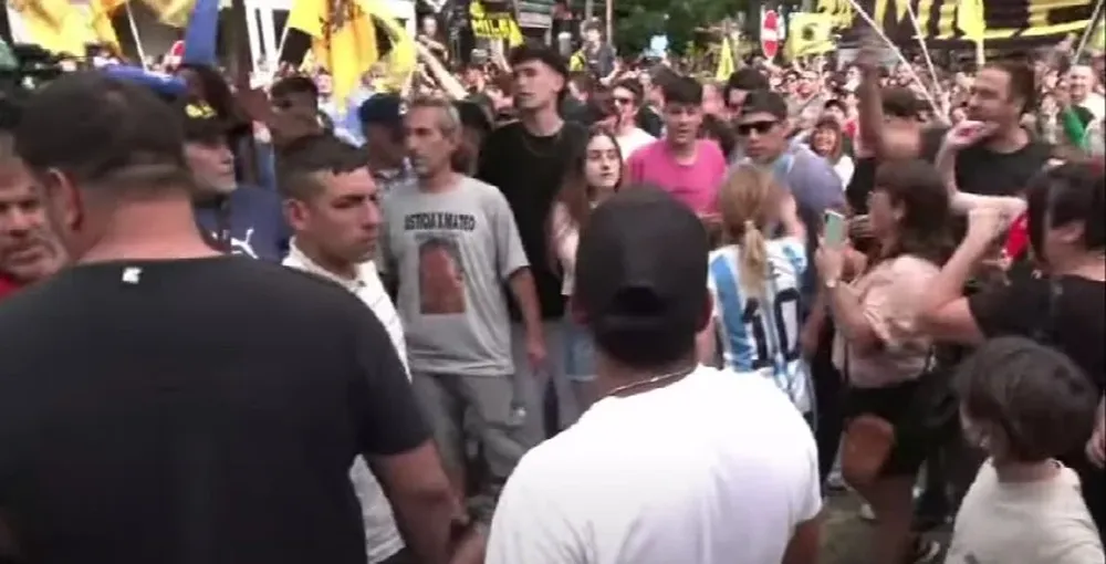 Antes del acto de La Libertad Avanza: se enfrentaron militantes de Massa y de Milei