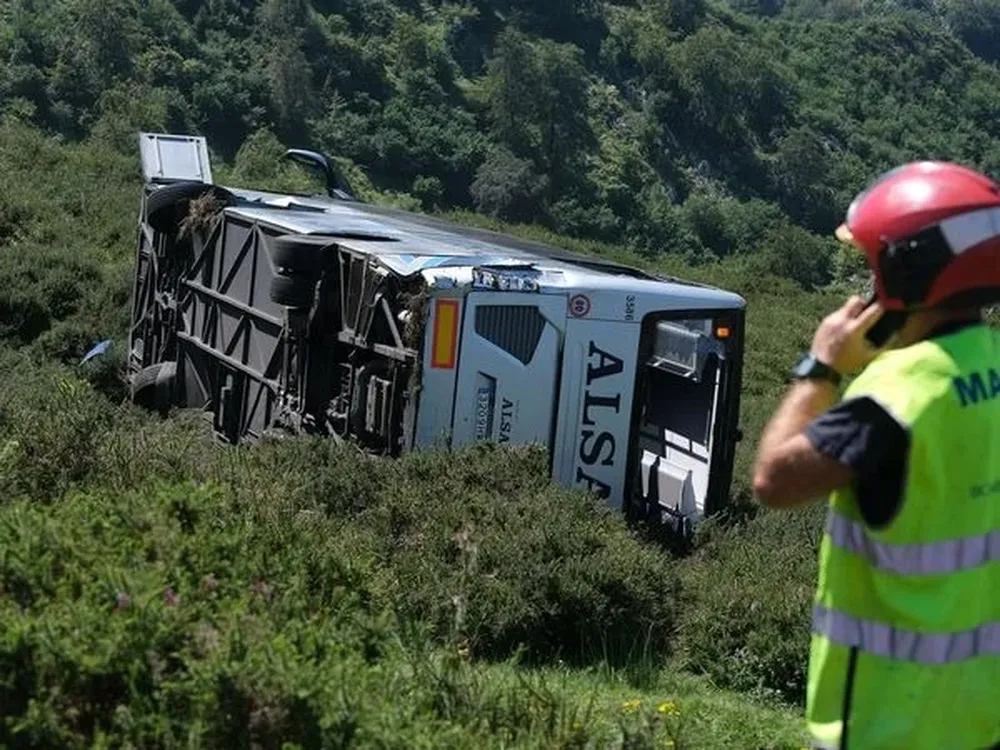El autobús volcado en la carretera que accede a Los Lagos de Covadonga