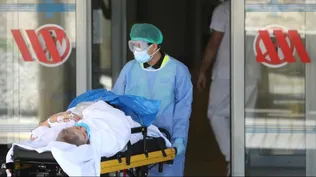 Una persona es llevada en una camilla en el hospital Arnau de Vilanova en Lleida