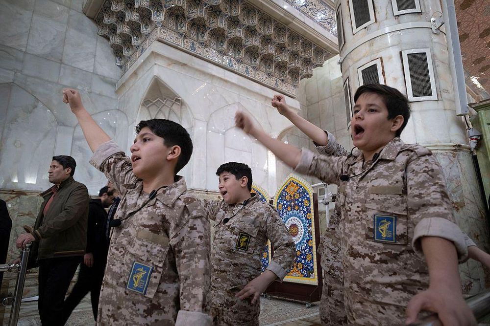 Escolares iraníes visten uniformes militares del Cuerpo de la Guardia Revolucionaria Islámica y corean consignas antiestadounidenses y antiisraelíes como parte de una ceremonia en febrero para conmemorar el 47º aniversario de la victoria de la Revolución Islámica de Irán, celebrada en el santuario del ayatolá Ruhollah Jomeini.