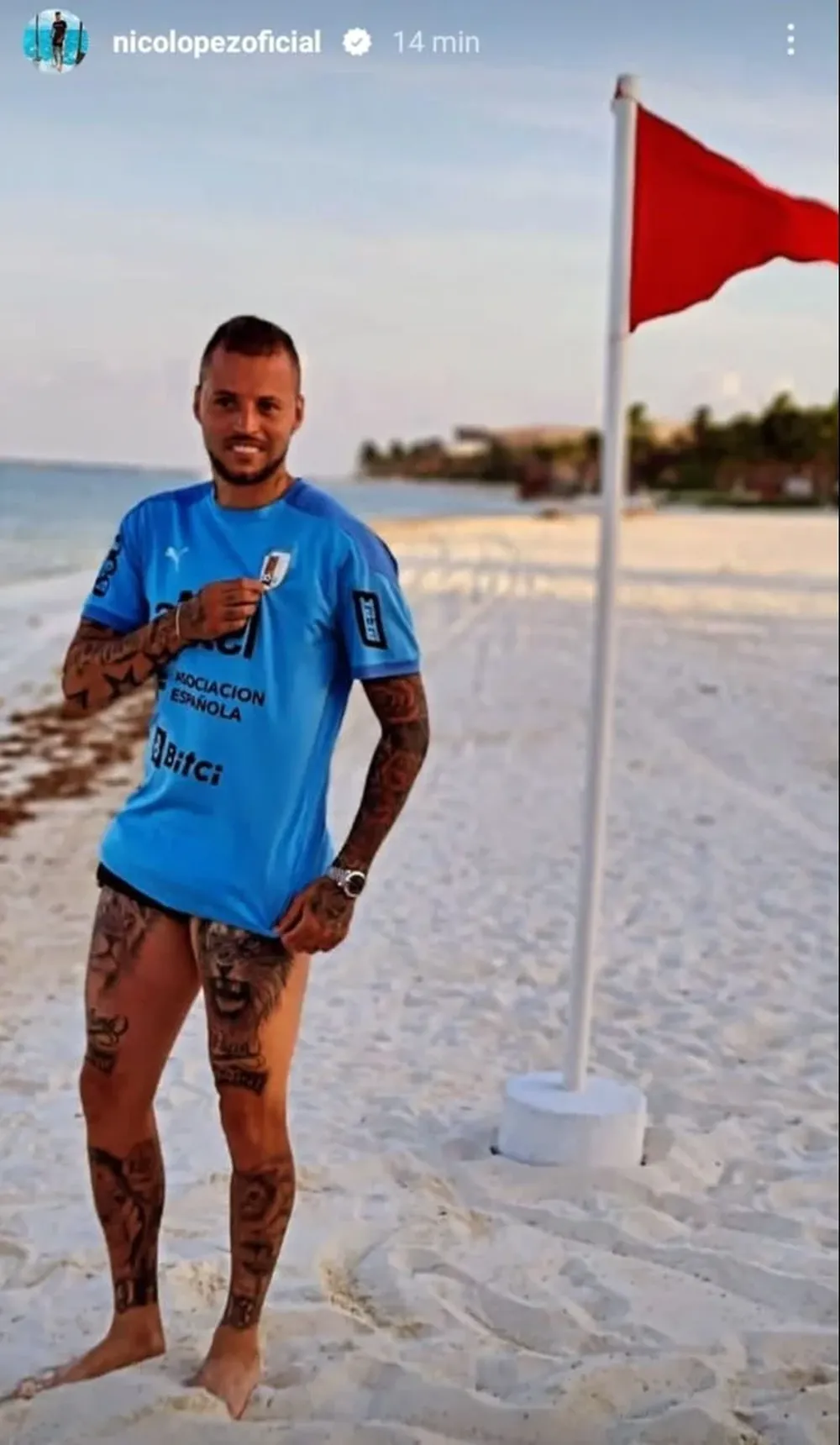 Nicolás López con la celeste en la playa