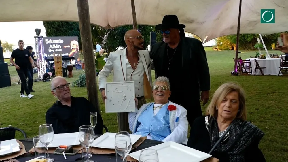 Alfa de Gran Hermano con los novios