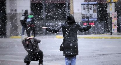 nieve en el amba: que dice el pronostico del tiempo y cuando impactara la ola de frio polar en argentina