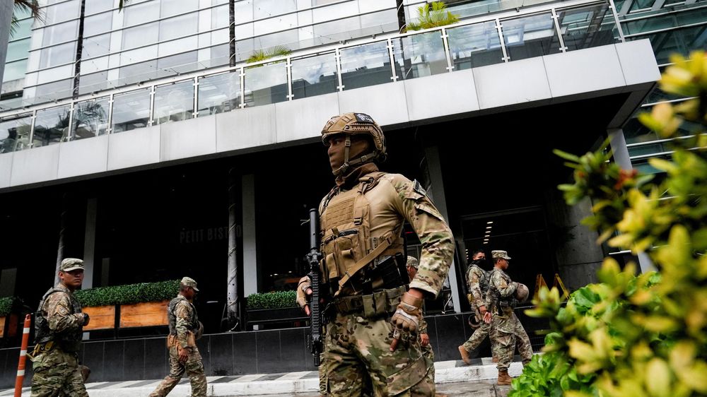 Efectivos armados custodian el hotel en Ciudad de Panamá donde fueron alojados grupos de migrantes deportados por EE.UU.