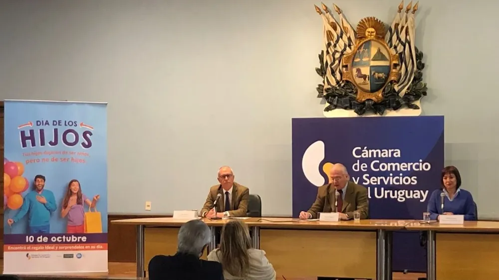 Daniel Sapelli, presidente de la Cámara de Comercio y Servicios del Uruguay , junto a Santiago Macció, gerente de gremiales de la cámara y Milena Guillot, secretaria de la Asociación Uruguaya de Agencias de Publicidad (Audap)