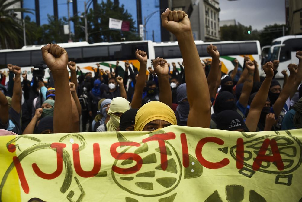 Una de las manifestaciones por los estudiantes desaparecidos de Ayotzinapa en México hace 10 años.