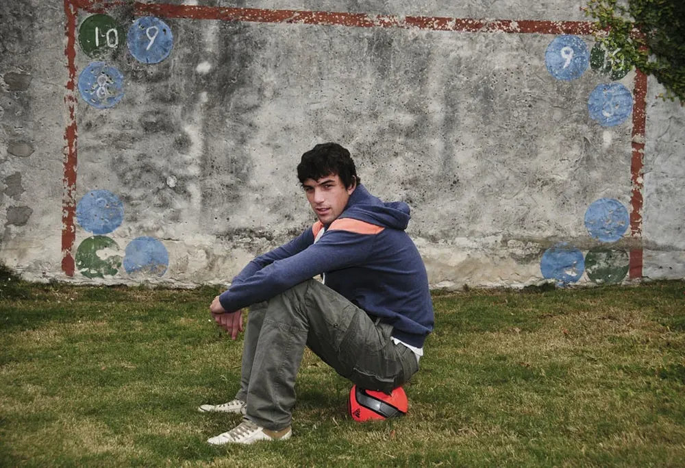 Juan Cruz Mascia en el fondo de su casa.