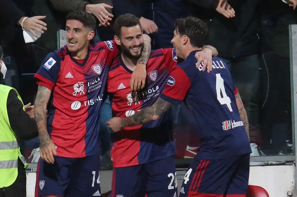 El festejo de Pereiro con Alessandro Deiola y Daniele Baselli