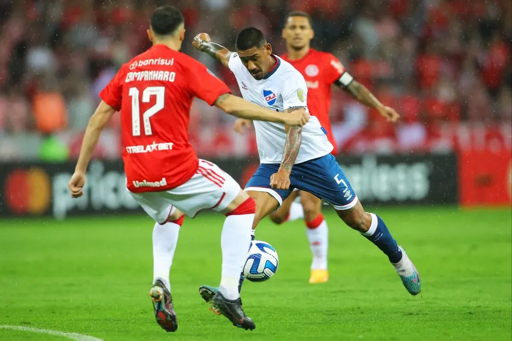 Yonathan Rodríguez ante Gustavo Campanharo