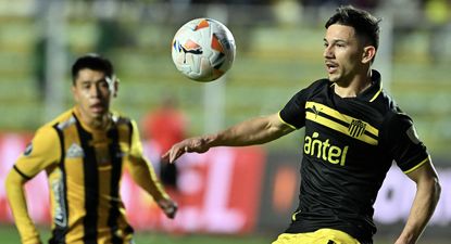 Maximiliano Silvera de Peñarol ante Diego Wayar de The Strongest