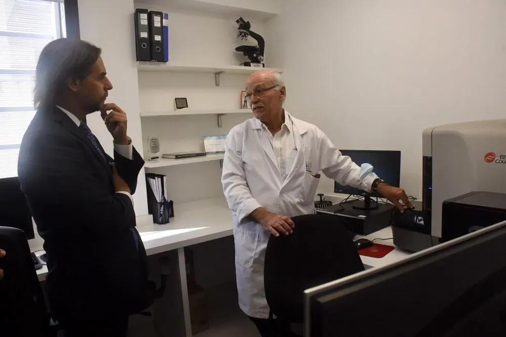 Luis Lacalle Pou dialoga con Ney Castillo en la inauguración de obras de la Pérez Scremini