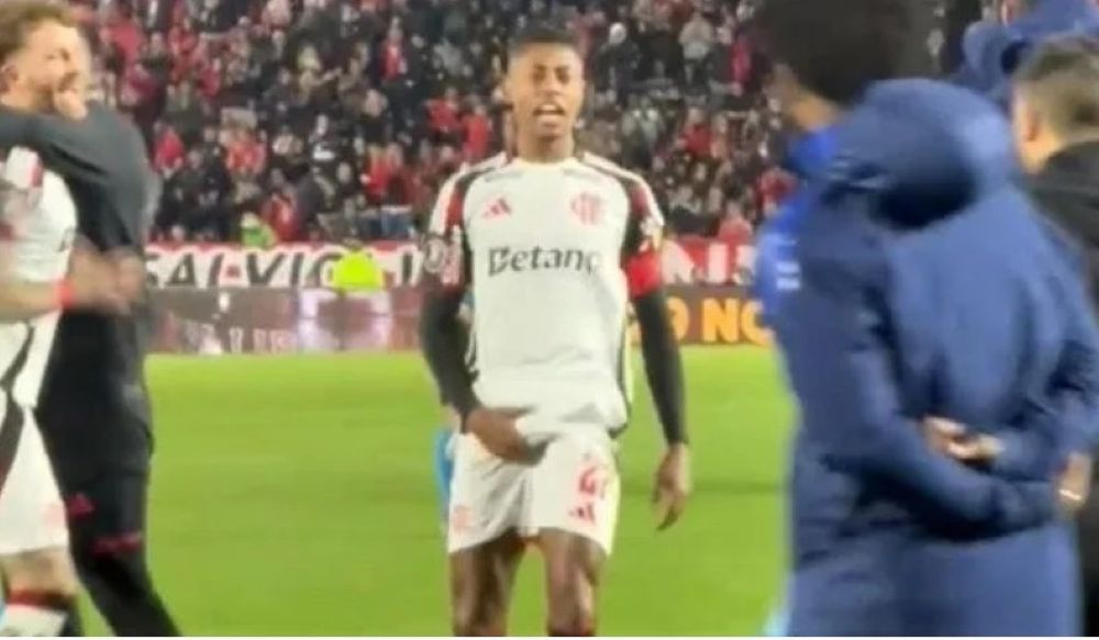 El gesto obsceno de Bruno Henrique de Flamengo a la hinchada de Estudiantes por Copa Libertadores, por el que no fue suspendido y solo tendrá que abonar una multa a Conmebol El gesto obsceno de Bruno Henrique de Flamengo a la hinchada de Estudiantes por Copa Libertadores, por el que no fue suspendido y solo tendrá que abonar una multa a Conmebol