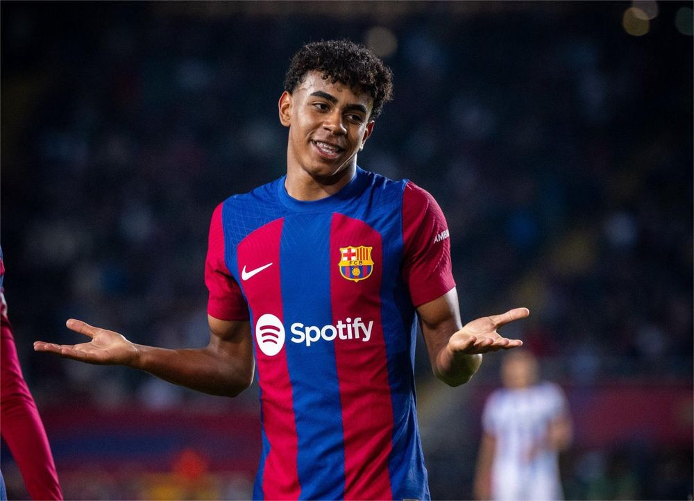 Lamine Yamal festejando un gol.