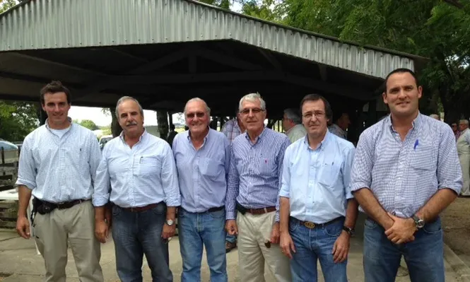 Integrantes de la cabaña y del escritorio con el presidente de ARU Rubén Echeverría
