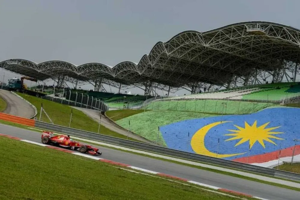 Un coche de Ferrari a toda velocidad en el circuito de Malasia