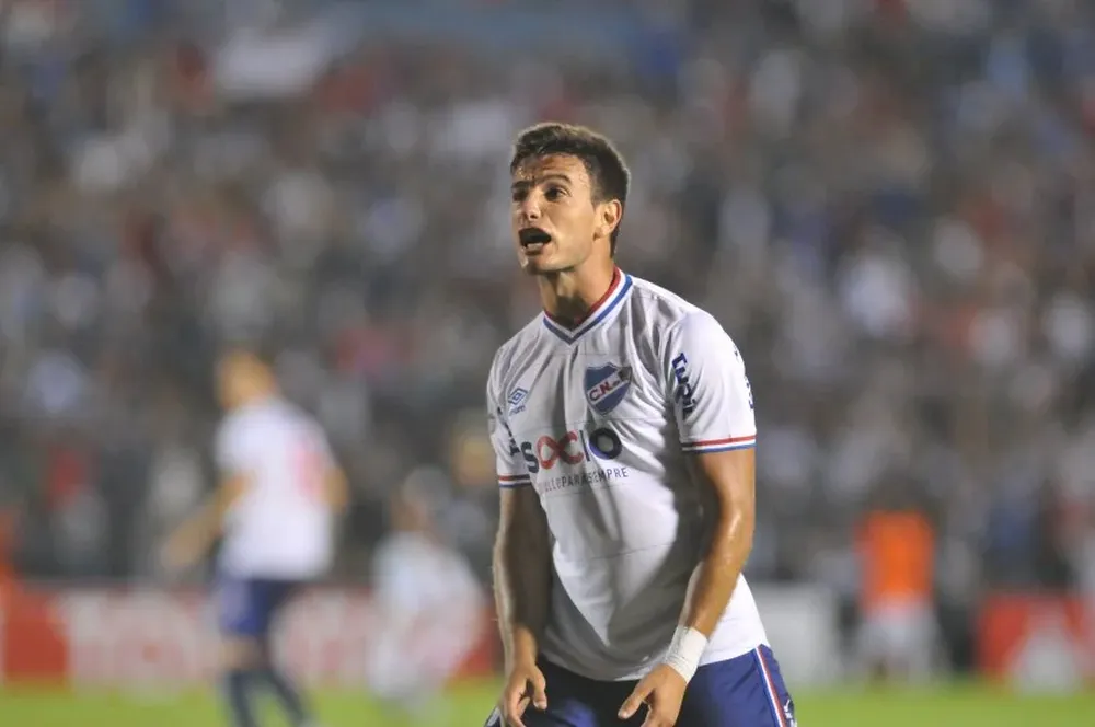 Leandro Barcia protesta el gol que no le cobraron