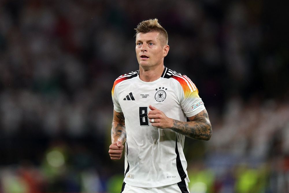 Toni Kroos sobre la mano de Marc Cucurella.