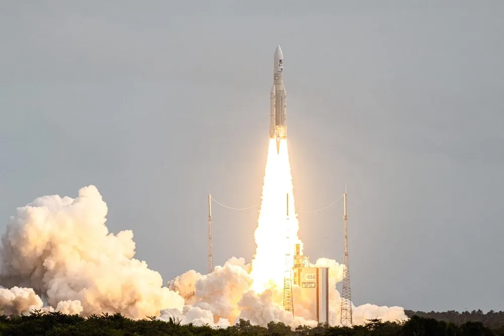 Esta fotografía tomada el 14 de abril de 2023 muestra el cohete Ariane 5 de Arianespace despegando de su plataforma de lanzamiento en el Centro Espacial de Guayana en Kourou, Guayana Francesa. La misión JUICE de la Agencia Espacial Europea para explorar las lunas heladas y oceánicas de Júpiter volverá a intentar despegar el 14 de abril de 2023, un día después de que se cancelara el primer intento de lanzamiento debido a la amenaza de un rayo.