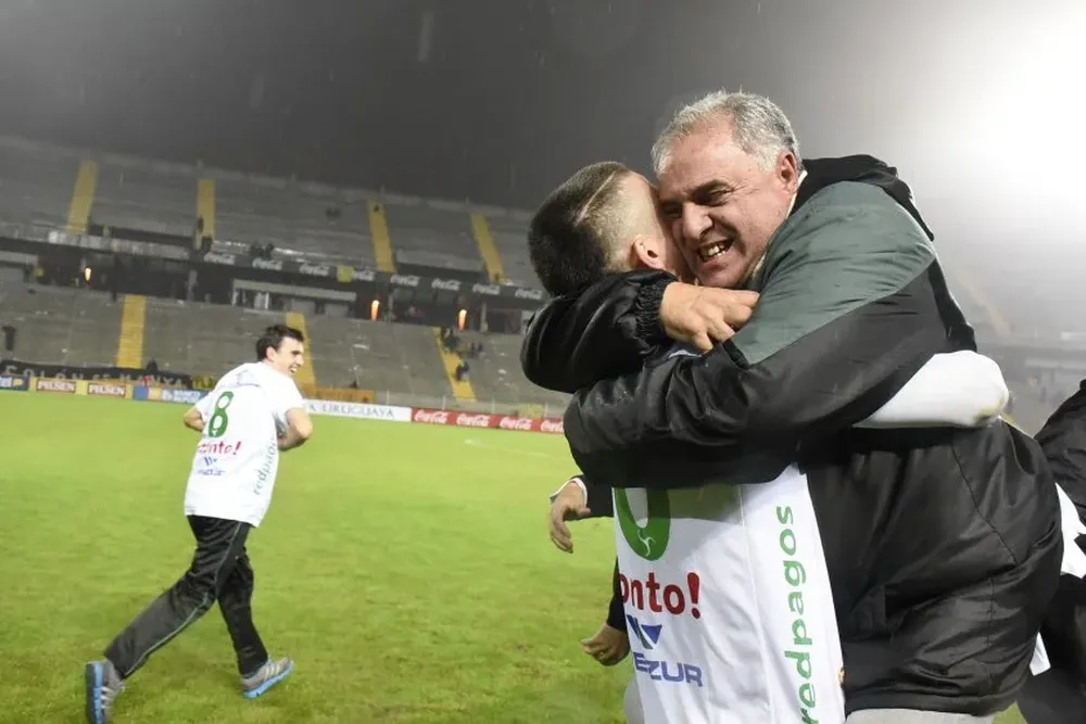 Nicolás Milesi con el gerente Carlos Manta Nicolás Milesi con el gerente Carlos Manta