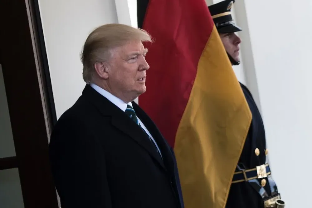 Donald Trump espera para saludar a Angela Merkel a su llegada a Estados Unidos.