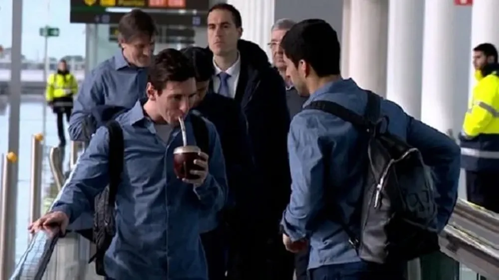 Archivo. Lionel Messi y Luis Suárez tomando mate en un viaje cuando defendían a Barcelona