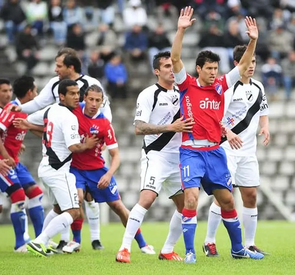 El fútbol de Nacho González no apareció por Jardines