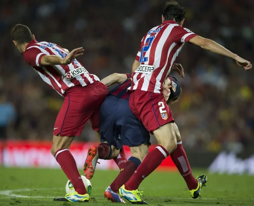 Diego Godín ante la dura tarea de frenar a Barcelona