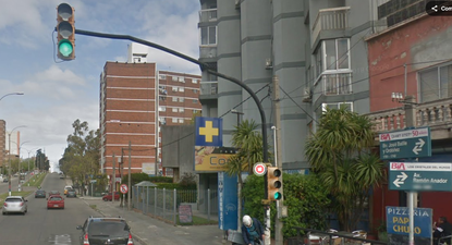 accidente fatal en montevideo: corria picadas con una moto robada, escapo de la policia a contramano y murio tras cruzar con luz roja en buceo