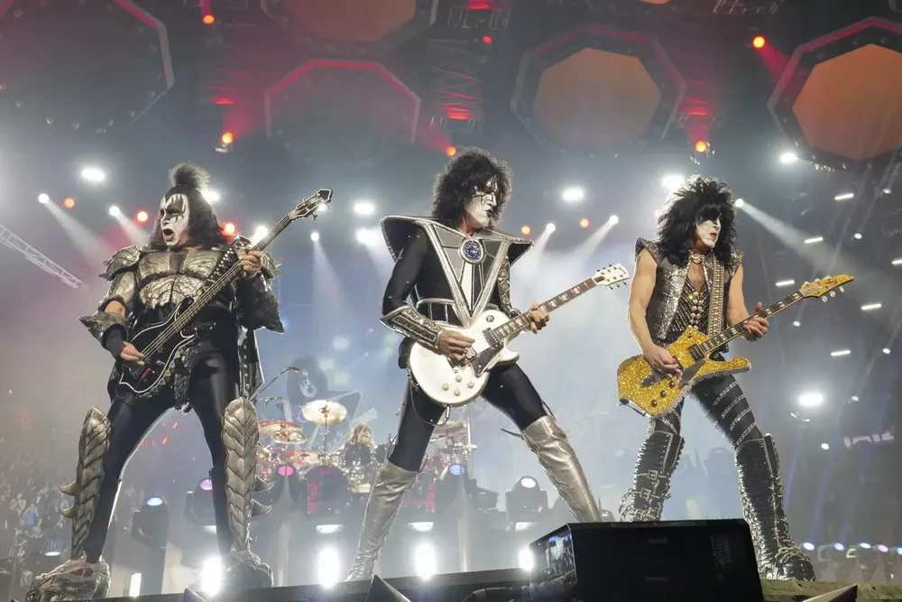 Gene Simmons, de izquierda a derecha, Tommy Thayer, y Paul Stanley de KISS se presentan en el último concierto de la gira de despedida “Kiss Farewell Tour” en el Madison Square Garden en Nueva York