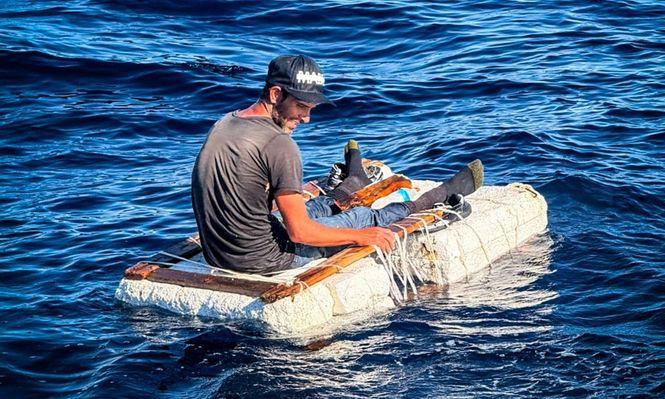 El hombre fue encontrado con vida cerca de la costa de Florida.