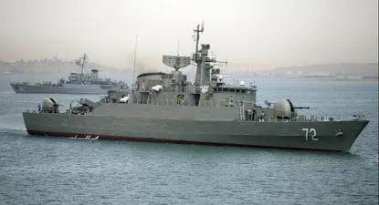 El Alborz, de la Armada de Irán, ingresó por el estratégico estrecho de Bab al Mandeb, que separa el cuerno de África de la península arábiga.